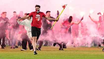 开云体育网页登陆-布拉格德比爆发骚乱，球迷冲场袭击球员并导致比赛被迫中断