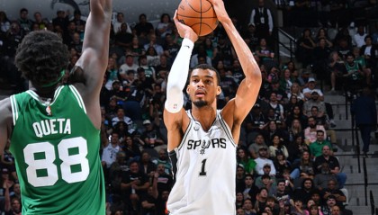 西部排名又变了：湖人创NBA奇迹，快船收大礼，3队排名互换