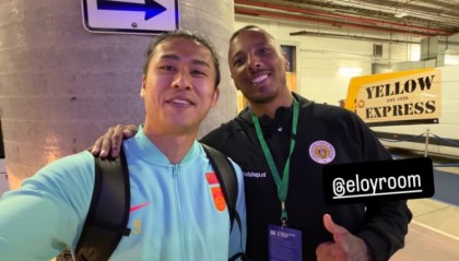 开云体育官方入口-张玉宁社媒晒和库拉索门将罗姆合影，两人曾在维特斯共事两个赛季